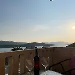 Ela * Neum