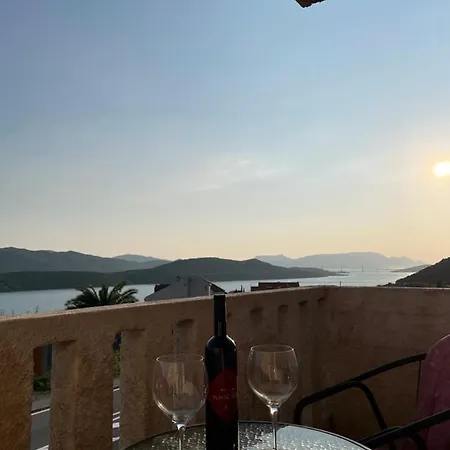 Ela * Neum