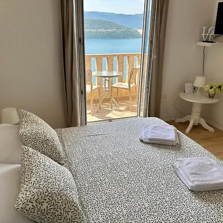 Ela * Neum